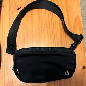 Lululemon “Everyday Belt Bag” - 1L - black